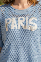 Netzpullover am Modell, in Hellblau, Schriftzug Paris
