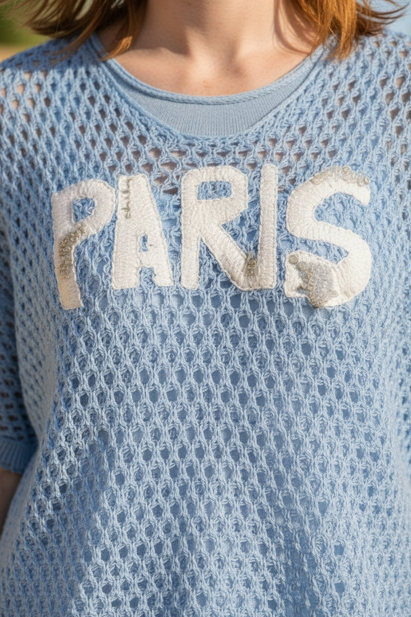 Netzpullover am Modell, in Hellblau, Schriftzug Paris
