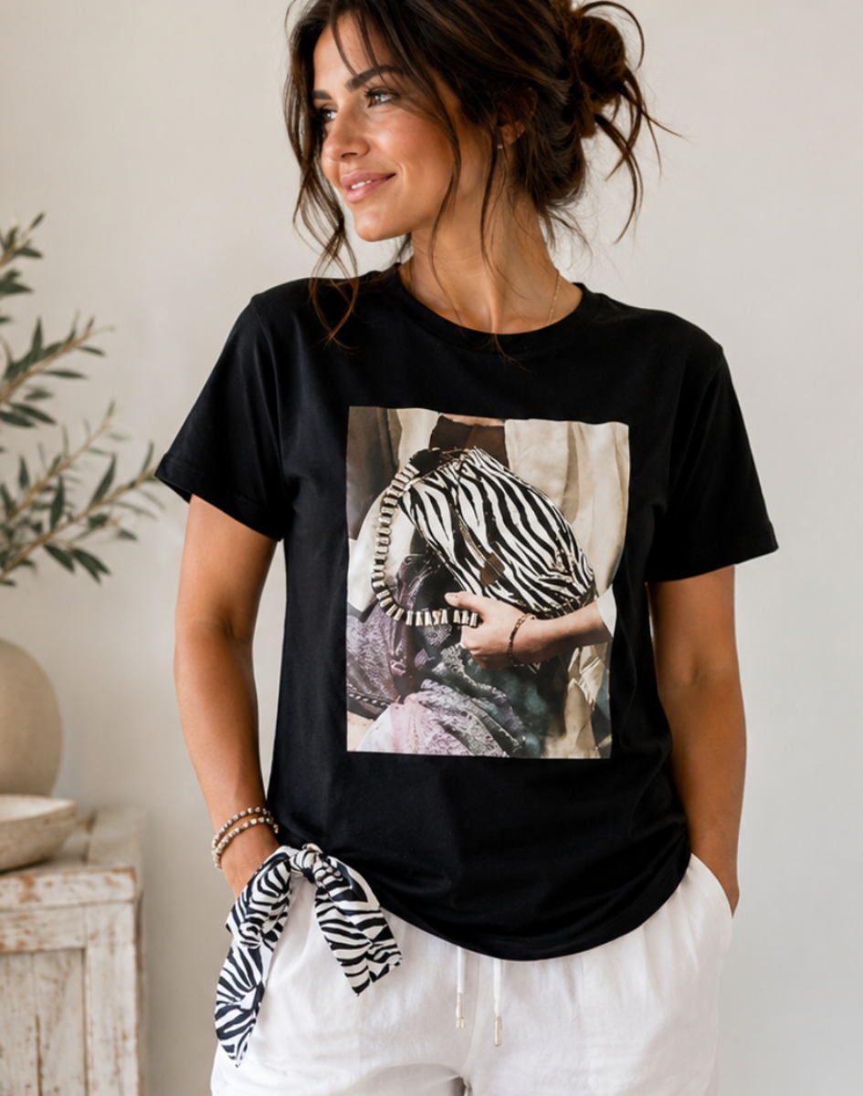 Schwarzes T-Shirt mit Zebra Print und Metallperlen